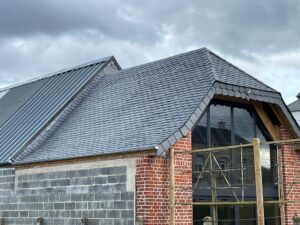Toiture en ardoise realisee pour un cabinet d'architecture a Liessies