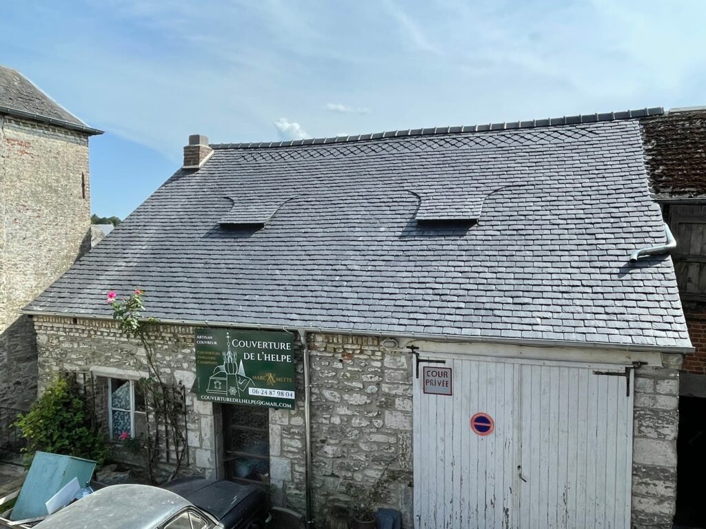 Renovation de la toiture en ardoise d'une grange a Eppe-Sauvage
