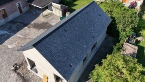 Chantier de toiture — école de Lez-Fontaine — Couverture de l'Helpe (Avesnois)