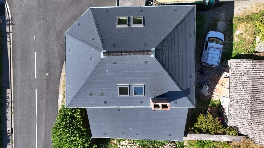 Toiture en ardoise d'une maison individuelle a Felleries