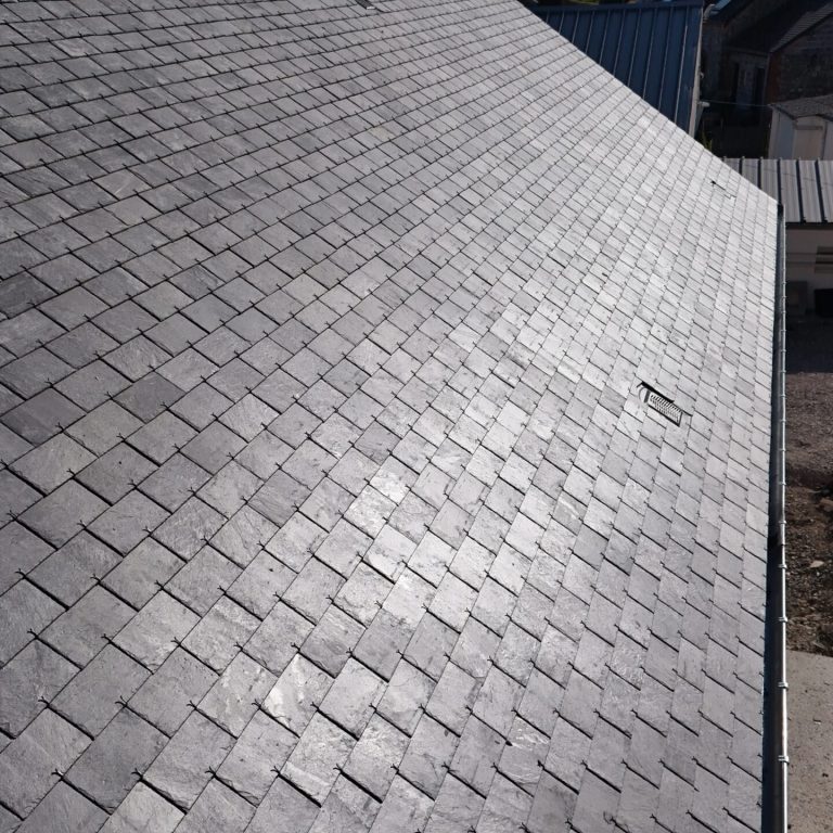 Chantier de toiture — école de Lez-Fontaine — Couverture de l'Helpe (Avesnois)
