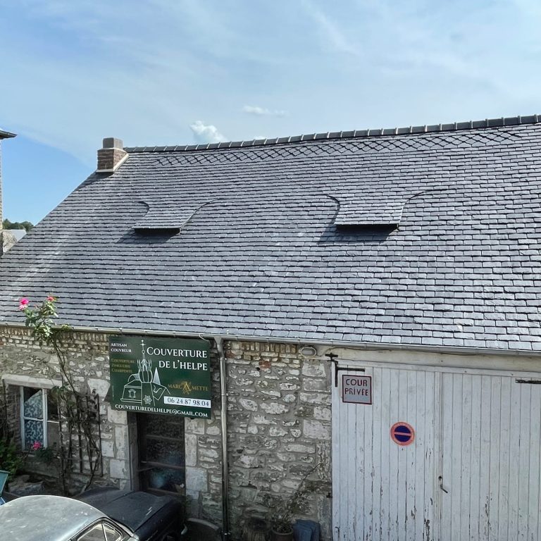 Renovation de la toiture en ardoise d'une grange a Eppe-Sauvage